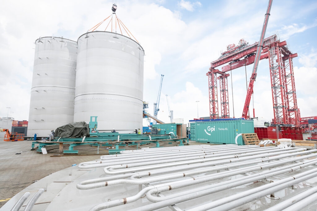 Baustelle in Westdorpe mit zwei beheizten Lagertanks und beheizbarem Tankboden mit Heizschlange