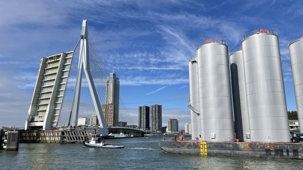 Boot mit Edelstahltanks während Transport und Installation in der Nähe der Erasmusbrücke in Rotterdam.