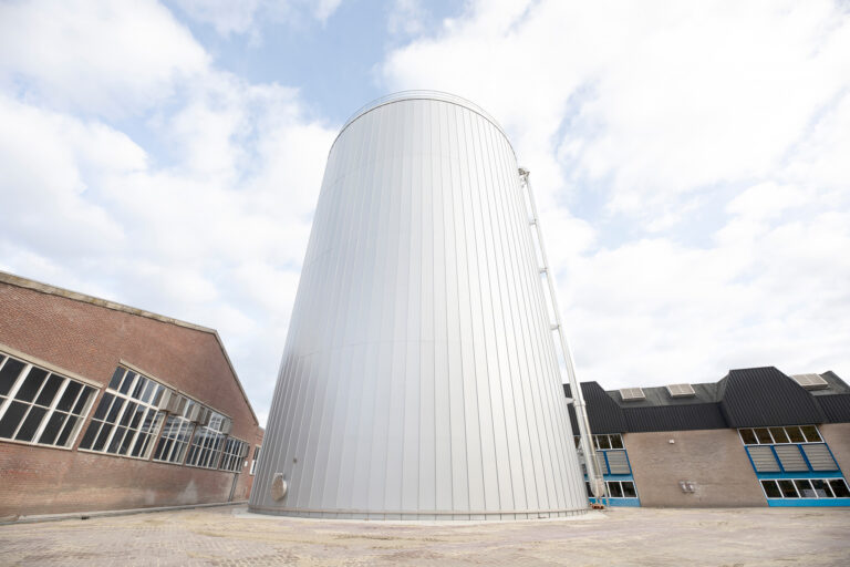 Large hot water buffer tank installed at the Royal Swinkels brewery site.