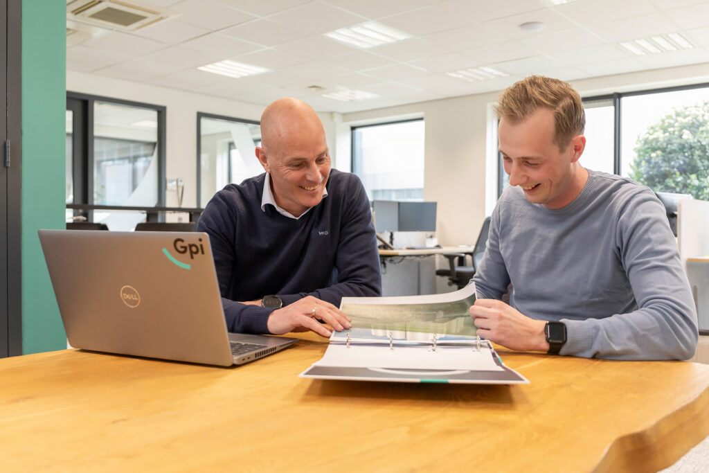 Senior sales engineer Eric Dekkers in overleg met collega bij Gpi Tanks XL